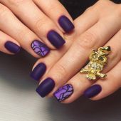 Фиолетовый маникюр с кольцом совой