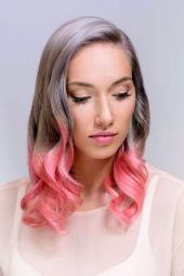 Омбре гламурная девушка с лилово-розовыми волосами