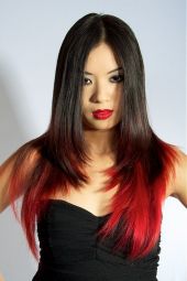 Омбре девушка с красными губами и волосами в черном