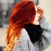 Омбре девушка с рыжими оттенками волос в сером свитере