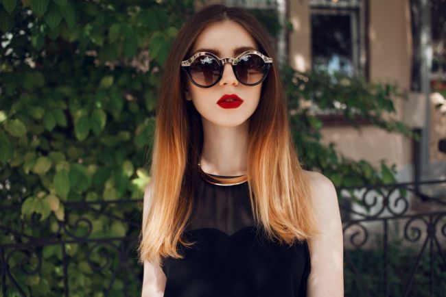 Омбре девушка в гламурных солнцезащитных очках с яркой красной помадой