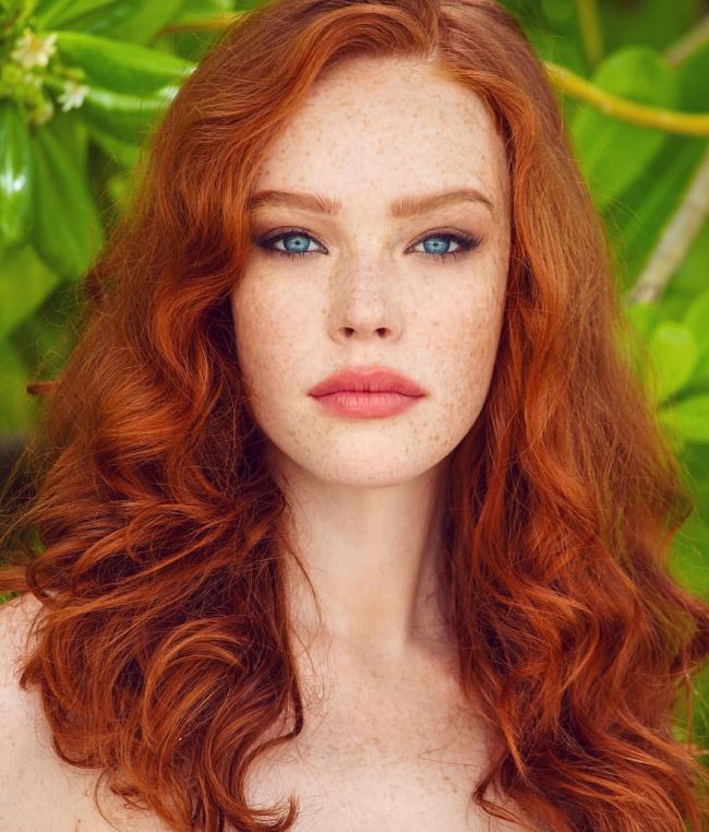 Рыжая девушка с распущенными волосами