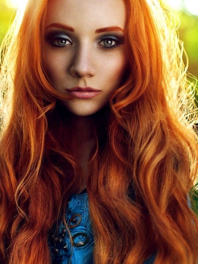 Рыжая девушка с распущенными волосами 2