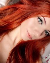 Рыжеволосая девушка с распущенными волосами