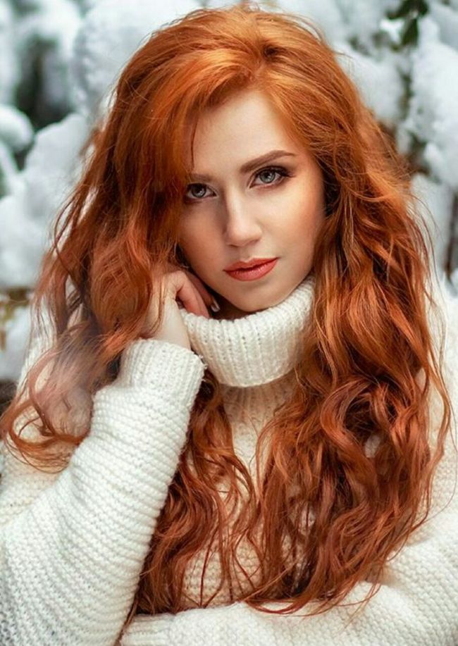 Рыжая девушка в белом свитере