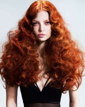 Рыжая девушка с роскошными волосами