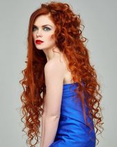 Рыжая девушка с красивыми волосами