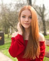 Рыжая девушка в парке