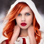 Рыжая девушка в белом свитшоте