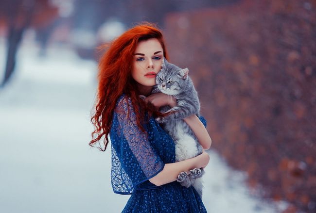 Рыжая девушка с котом