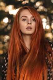 Рыжая девушка с длинными волосами 3
