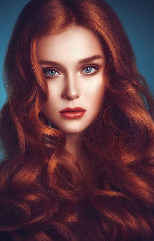 Рыжая девушка с роспущенными волосами