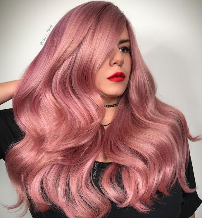 Девушка с пышными розовыми волосами