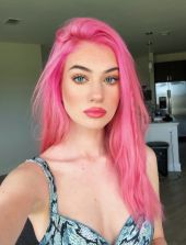 Девушка с розовыми волосами 2
