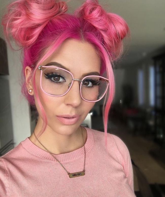 Девушка с розовыми волосами в очках