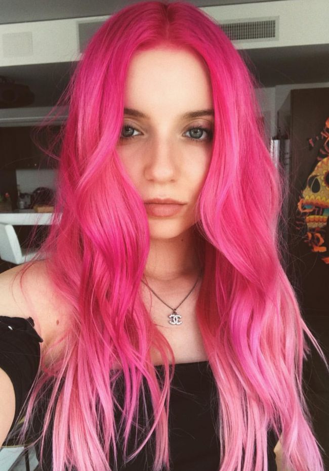 Молодая девушка с розовыми волосами