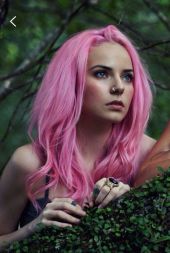 Девушка с розовыми волосами на природе