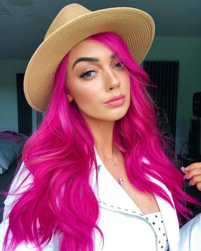 Девушка с розовыми волосами в шляпке