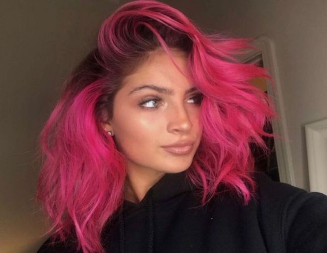 Девушка с розовыми волосами в свитшоте