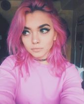 Девушка с розовым оттенком волос 2