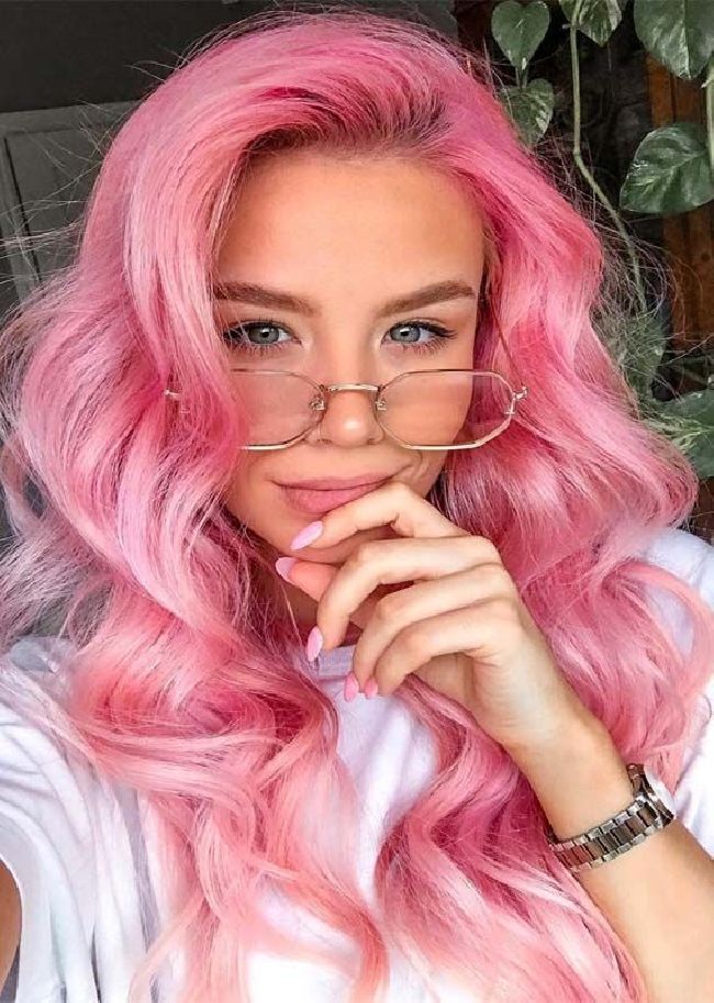 Девушка с розовыми волосами в очках 2