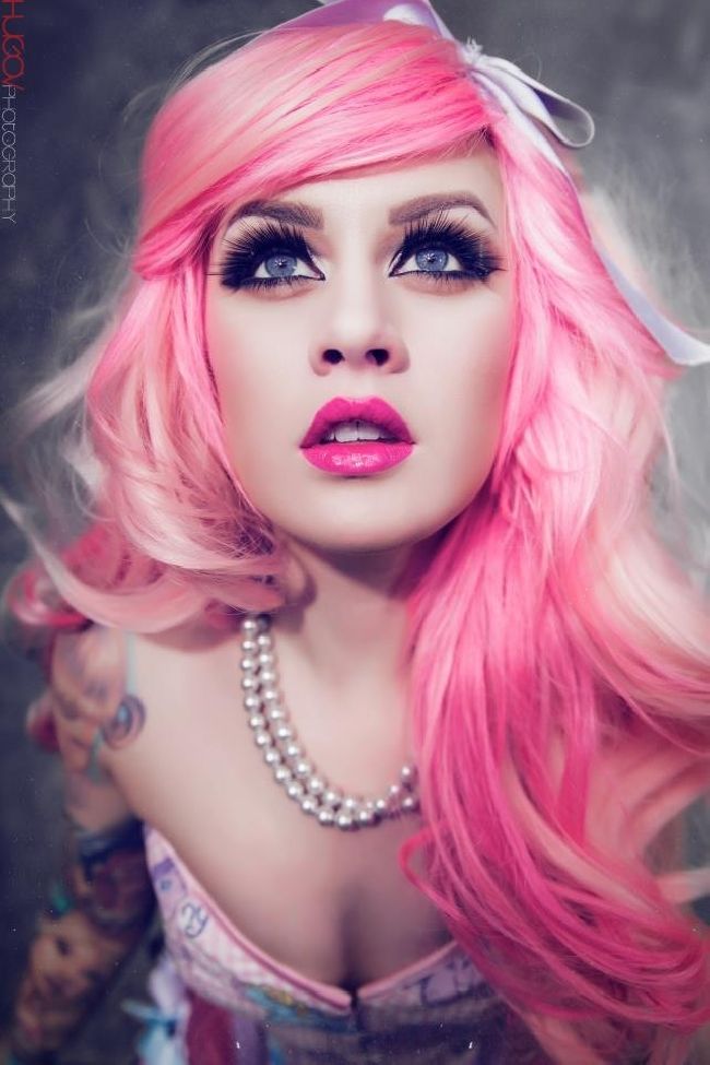 Девушка с розовыми волосами в платье