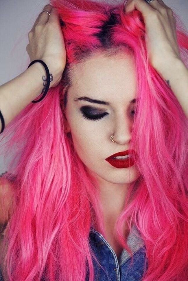 Страстная девушка с розовыми волосами
