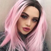 Девушка с розовыми волосами с пирсингом