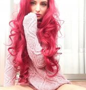 Красивая девушка с розовыми волосами в свитере