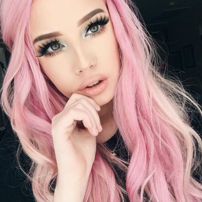 Девушка с красивыми розовыми волосами