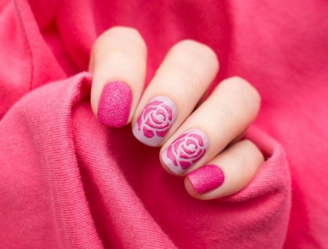 Розовый маникюр с цветком