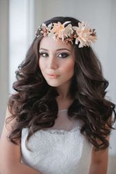 Девушка с цветами в волосах 3