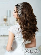 Девушка со свадебной заколкой в волосах