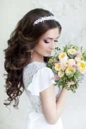 Девушка в свадебном платье с диадемой