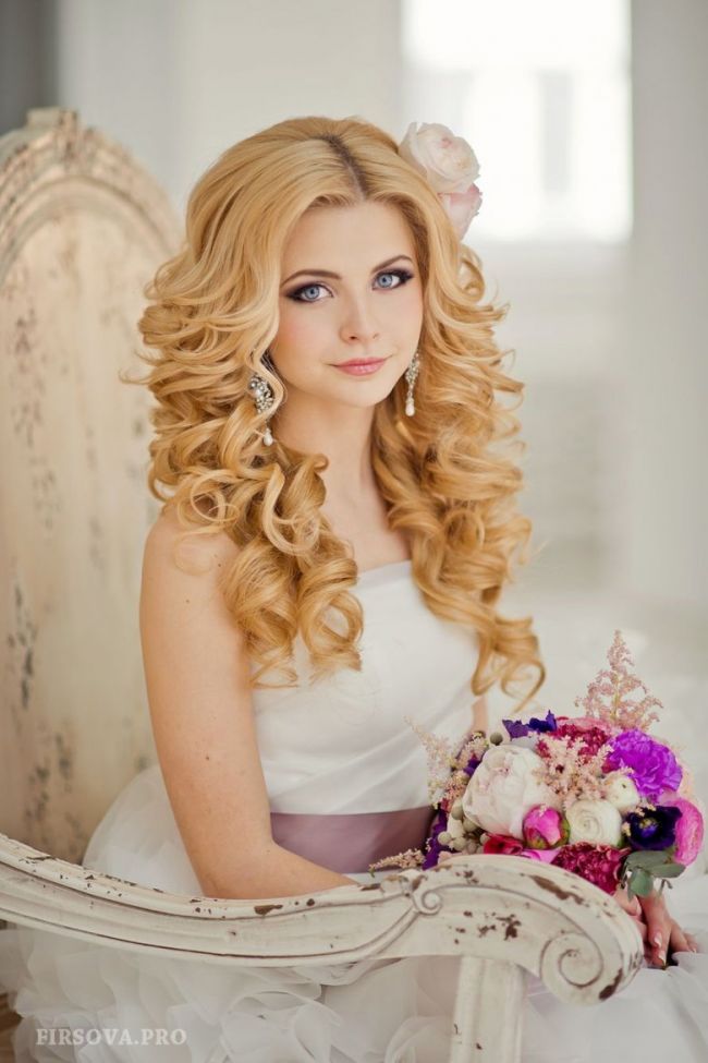 Красивая блондинка с букетом цветов