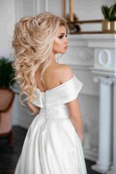 Красивая блондинка в белом свадебном платье