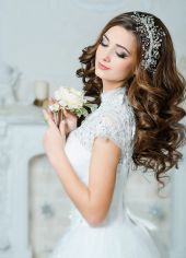 Красивая девушка в свадебном платье с букетом цветов
