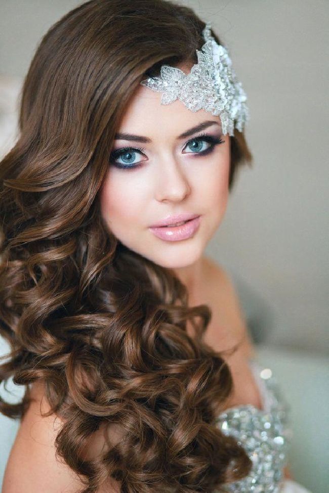 Девушка с невероятным свадебным украшением волос