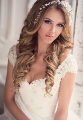 Блондинка с красивым свадебным украшением волос