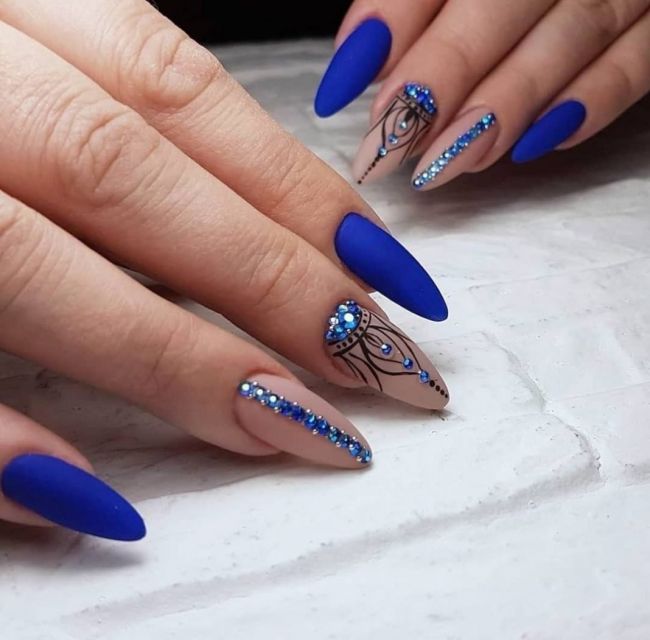 Синие ногти с необычным рисунком