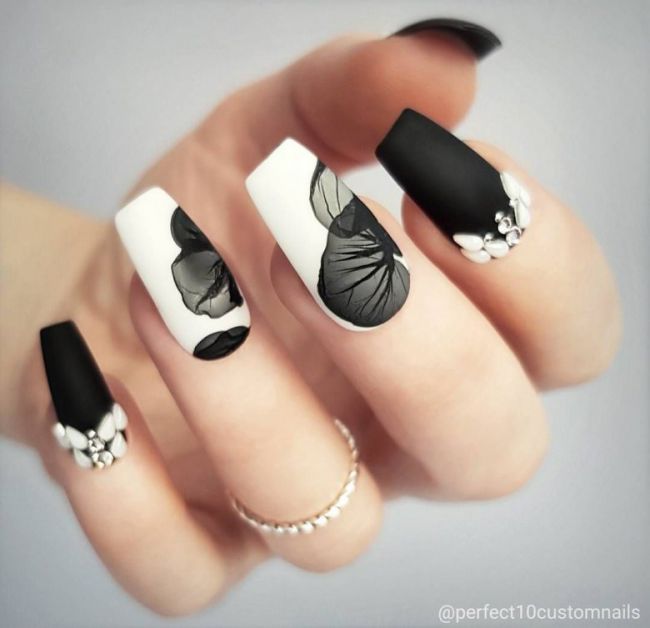 Черно белые ногти с рисунком