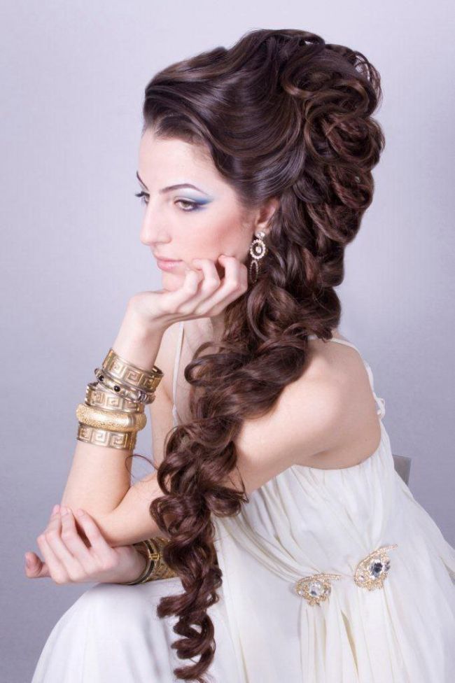 Темноволосая девушка в образе греческой богини демонстрирует бесподобную длинную косу